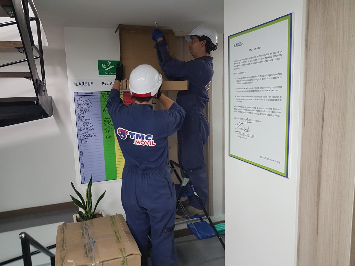 Equipo técnico de TMC MÓVIL durante una instalación empresarial